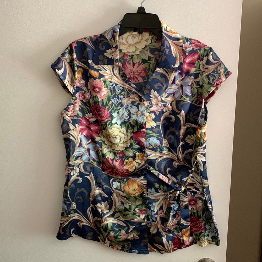 Supper unique 65% silk short sleeve floral top. - Picture 1 of 11